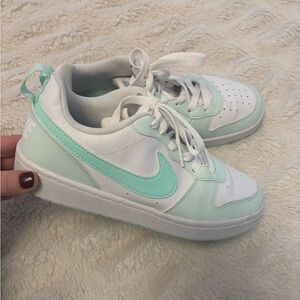 Mint Nike Dunks sz 5.5